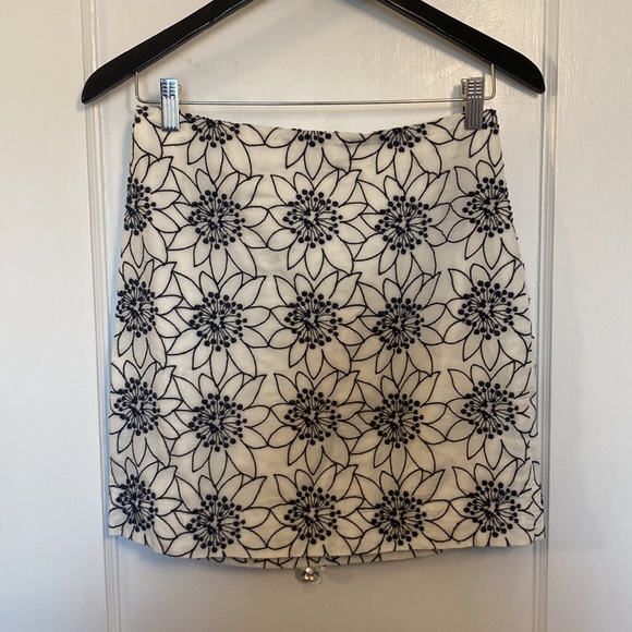 J Crew ivory/navy embroidered mini skirt size 4 - Picture 3 of 4